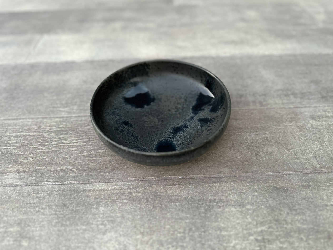 K.H Wurtz Medium Shallow Bowl Plate, Black - Kitchen Universe