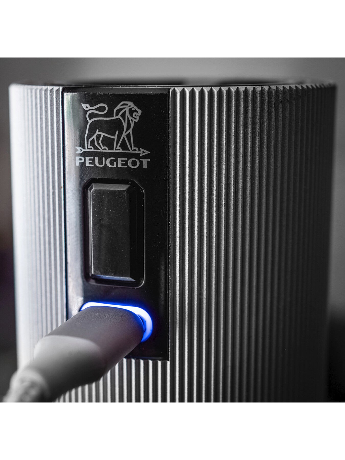 Peugeot Line Rechargeable u'Select Electric Pepper Mill, Carbon Aluminum - Kitchen Universe