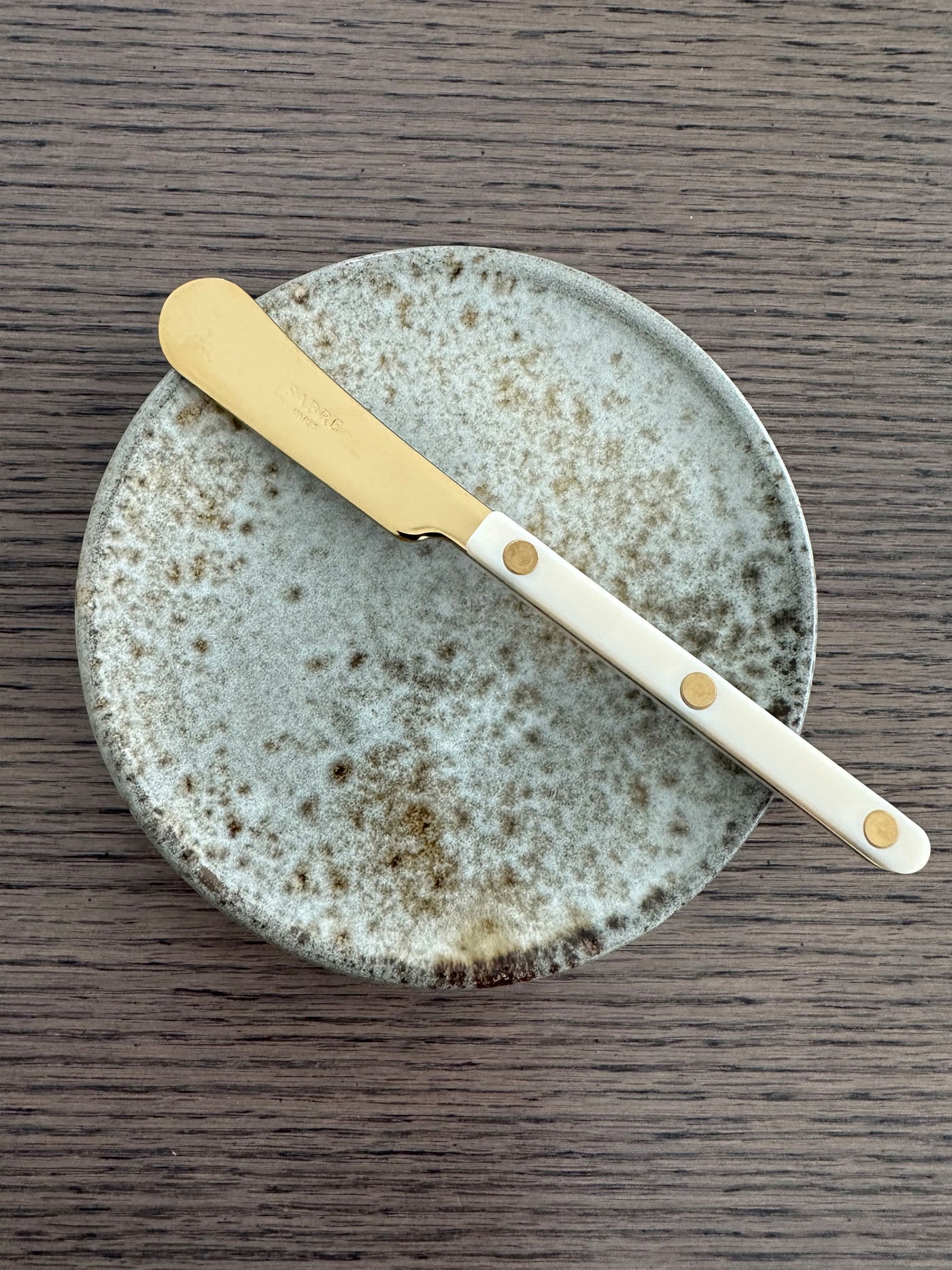 Sabre Bistrot Gold Butter Spreader, Ivory - Kitchen Universe