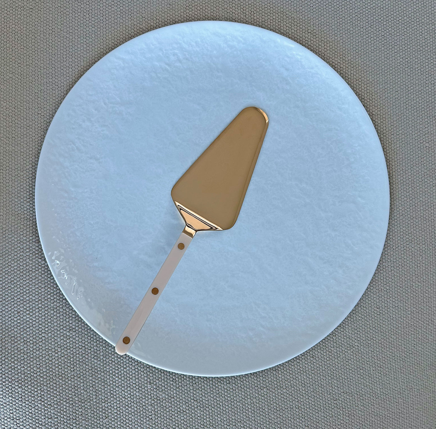 Sabre Bistrot Gold Tart Server, Ivory - Kitchen Universe