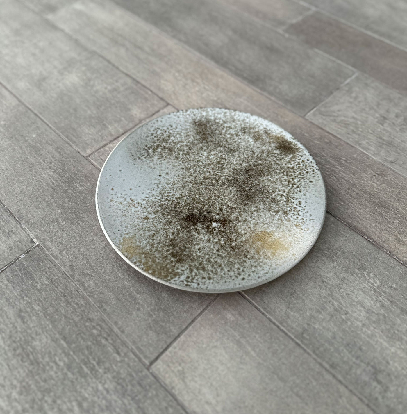 K.H Wurtz Large Flat Plate, White & Brown - Kitchen Universe