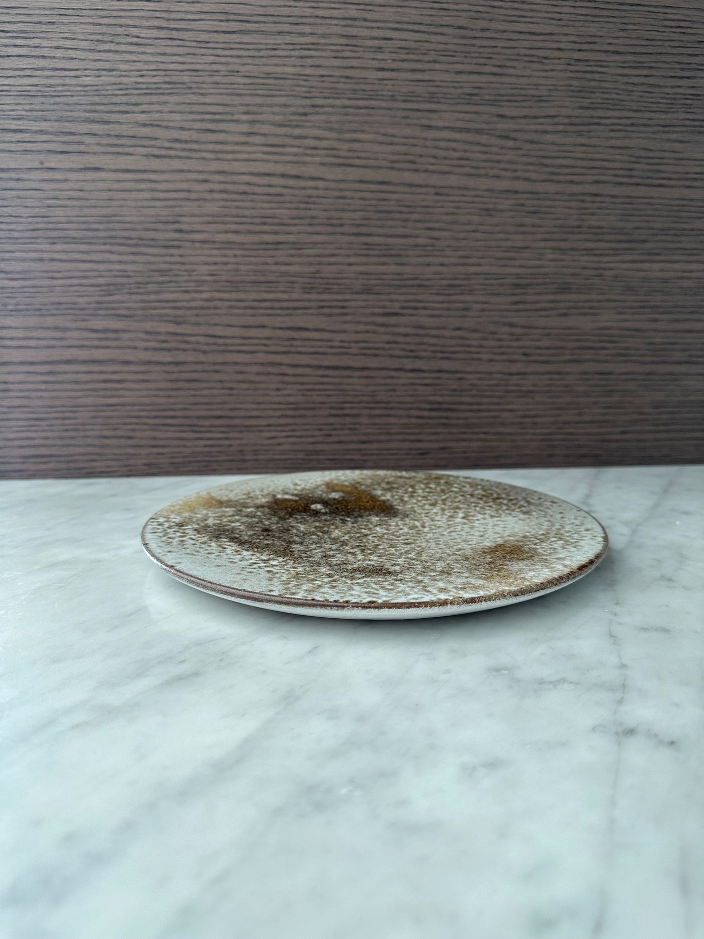 K.H Wurtz Large Flat Plate, White & Brown - Kitchen Universe