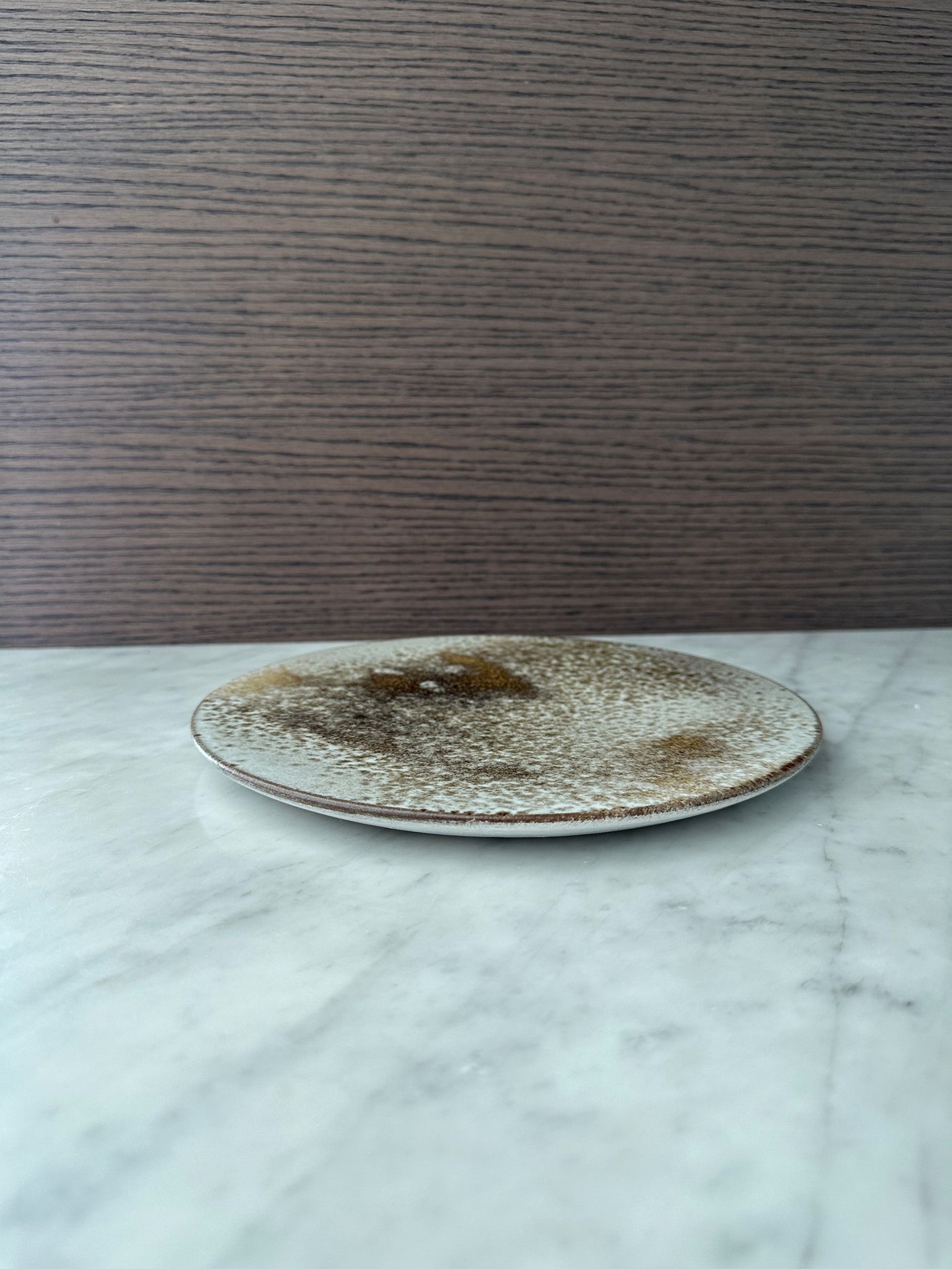 K.H Wurtz Large Flat Plate, White & Brown - Kitchen Universe