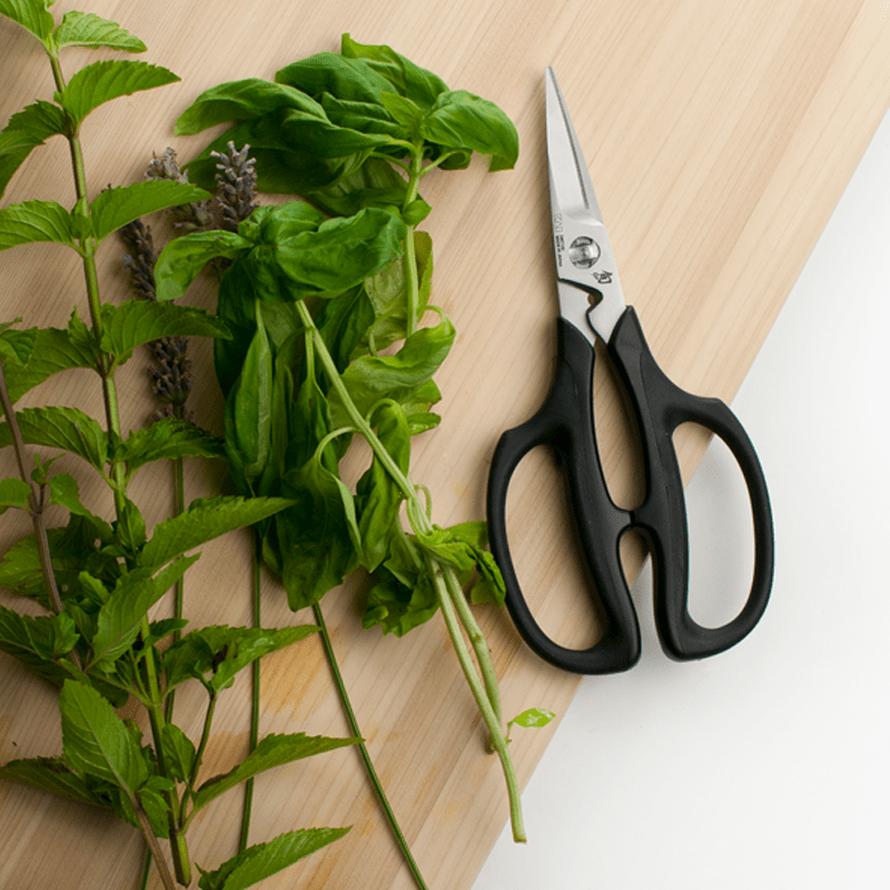 https://www.kitchen-universe.com/cdn/shop/products/48-DM7100_Shun_Herb_Shears_1-1_1400x.png?v=1665627719