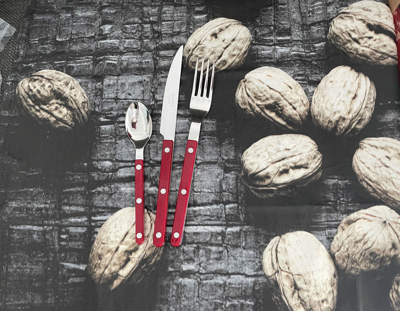 Sabre Bistrot 5-Piece Flatware Set, Burgundy - Kitchen Universe